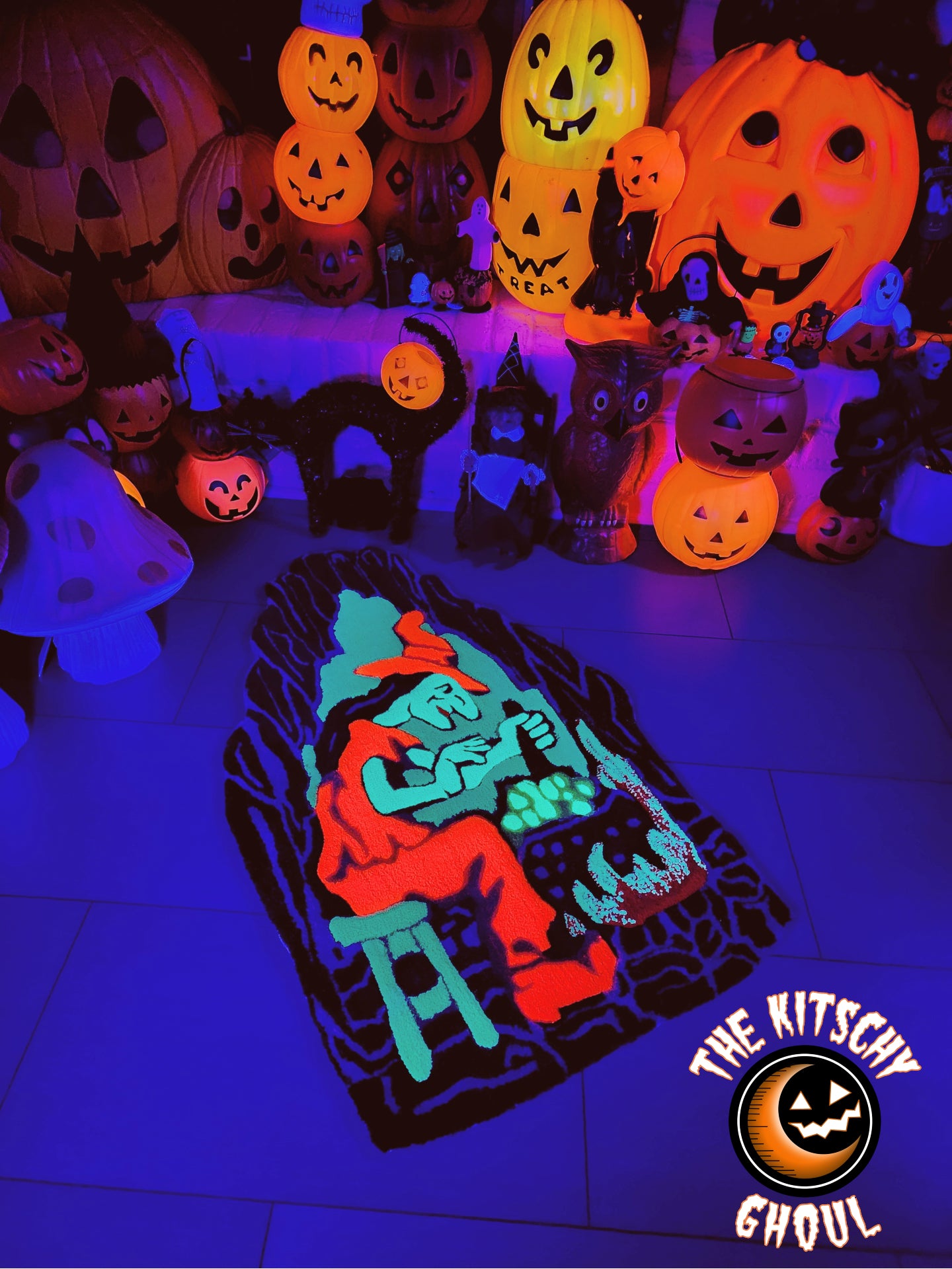 'Witches Brew' Handcrafted Black Light Tufted Rug